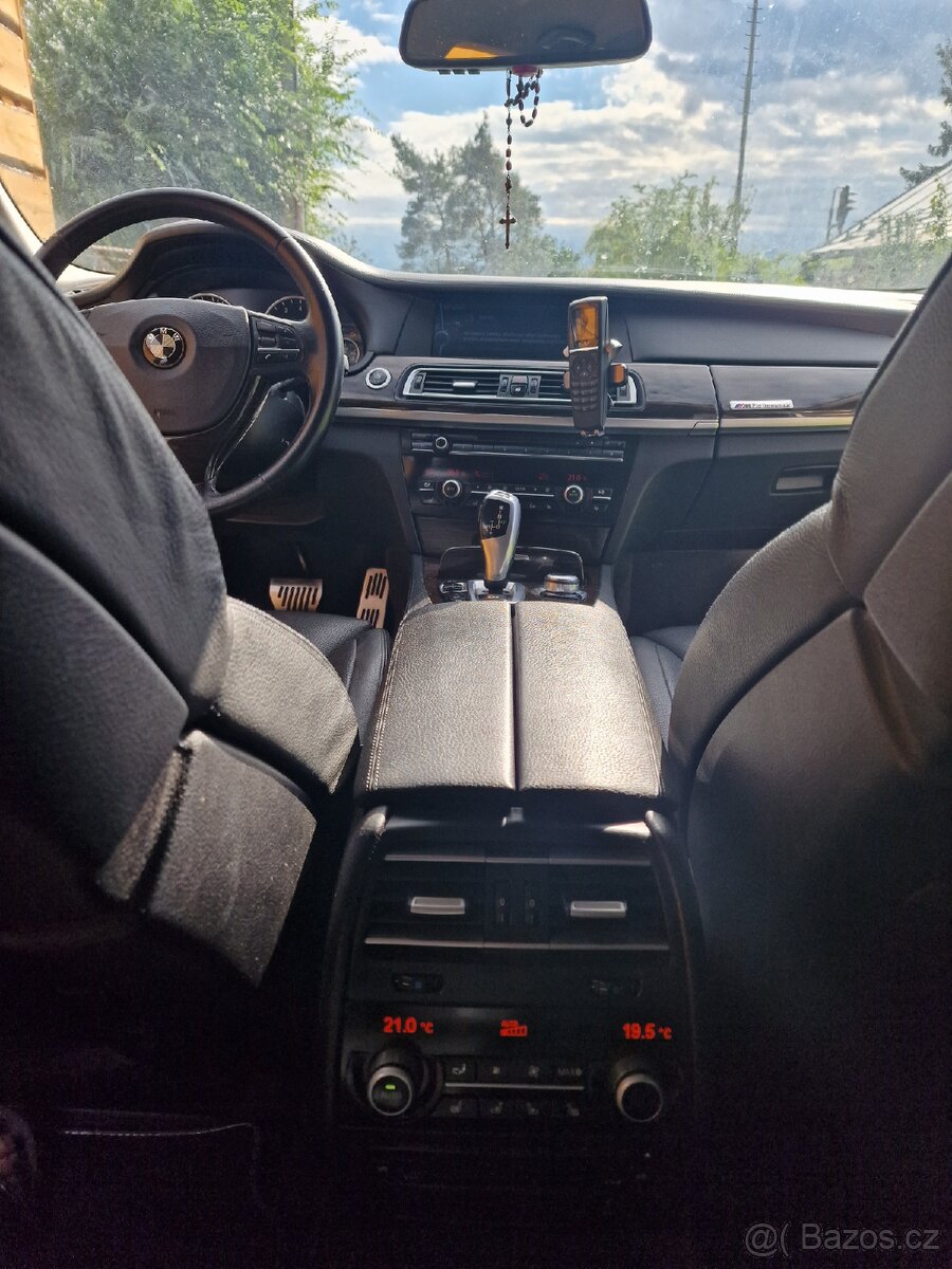 BMW 750i 4.4 V8 bi-turbo F01 2009 - 10