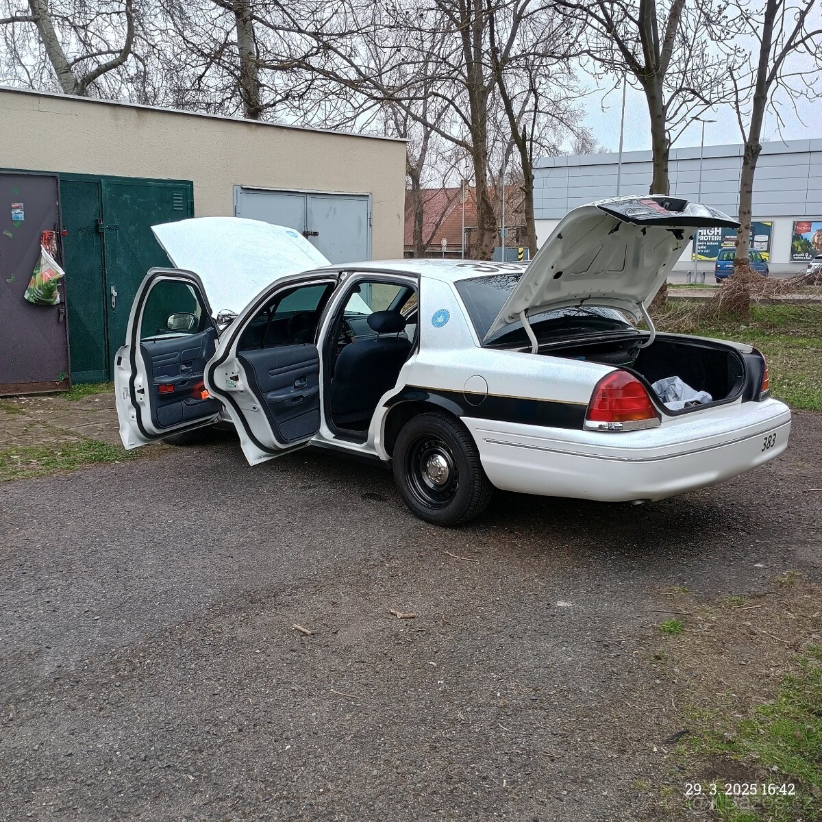Ford Crown Victoria - 10