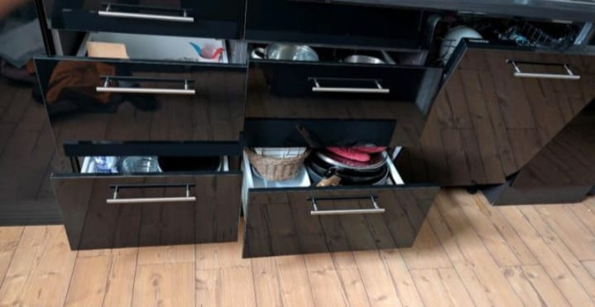 Moderní černá lesklá linka se spotřebiči,5804 - 10