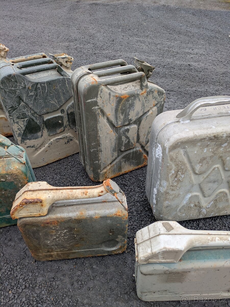 Soubor 11 kusů kanystrů - 10