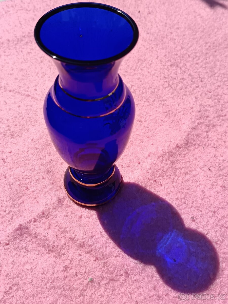 Modrá skleněná váza s květinami - 10