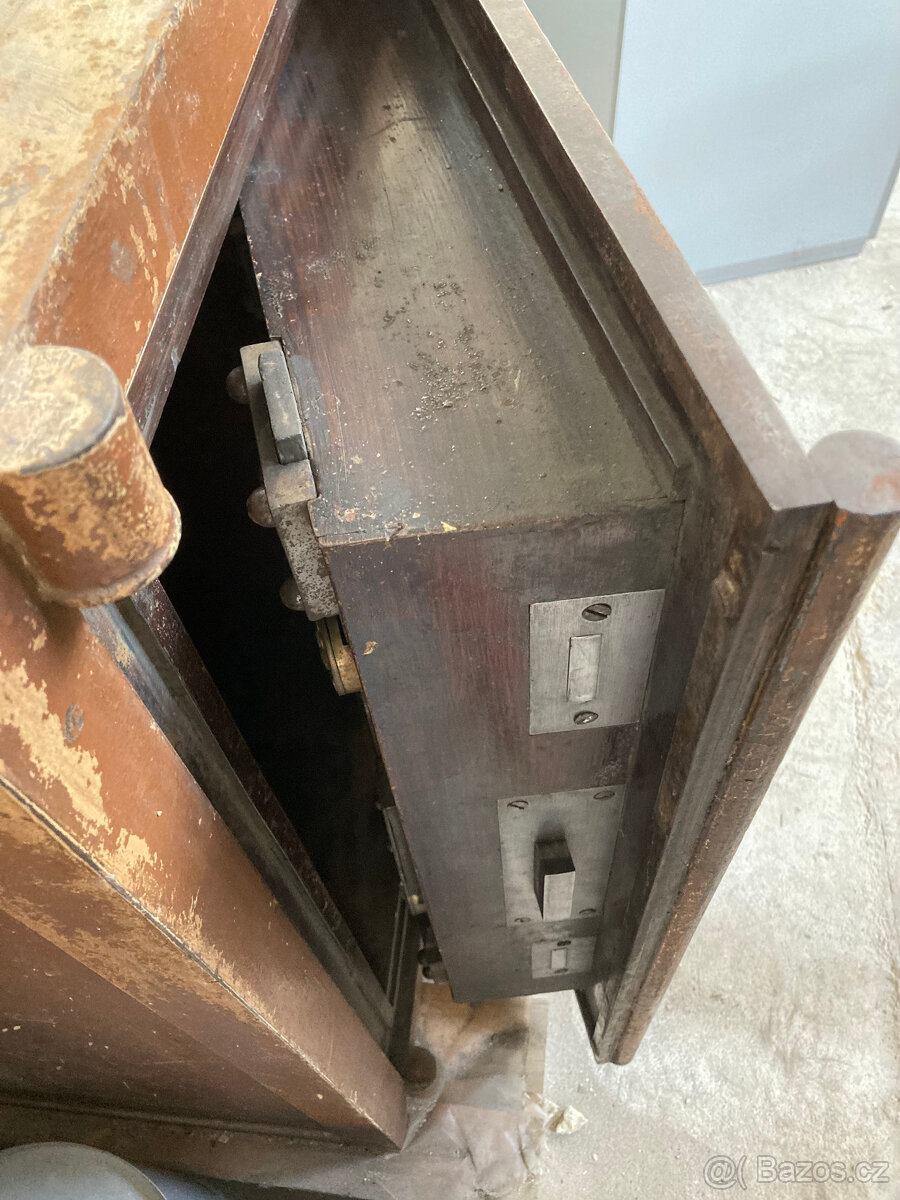 Trezor starožitný Popelka za 12.000 kč - 10