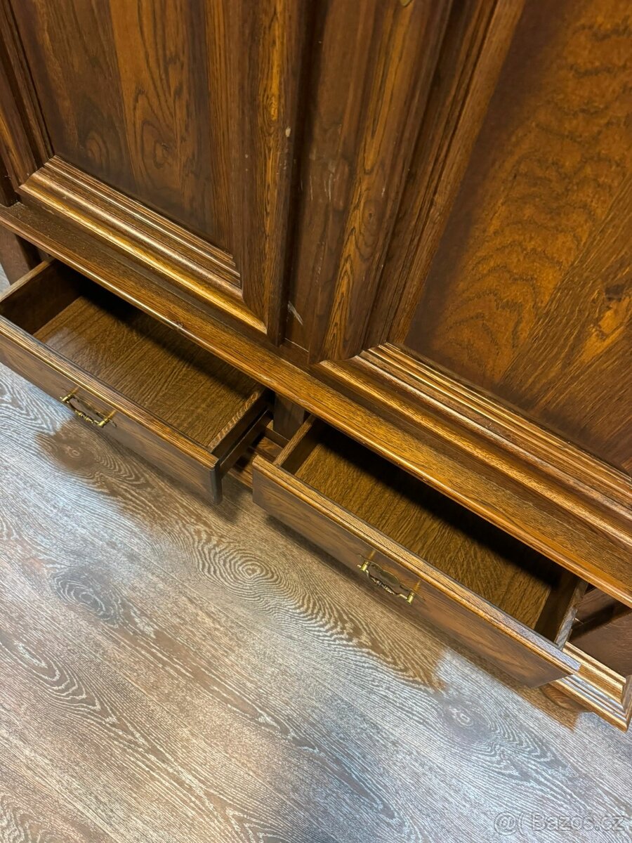 Masivní skříň (141013) - 10