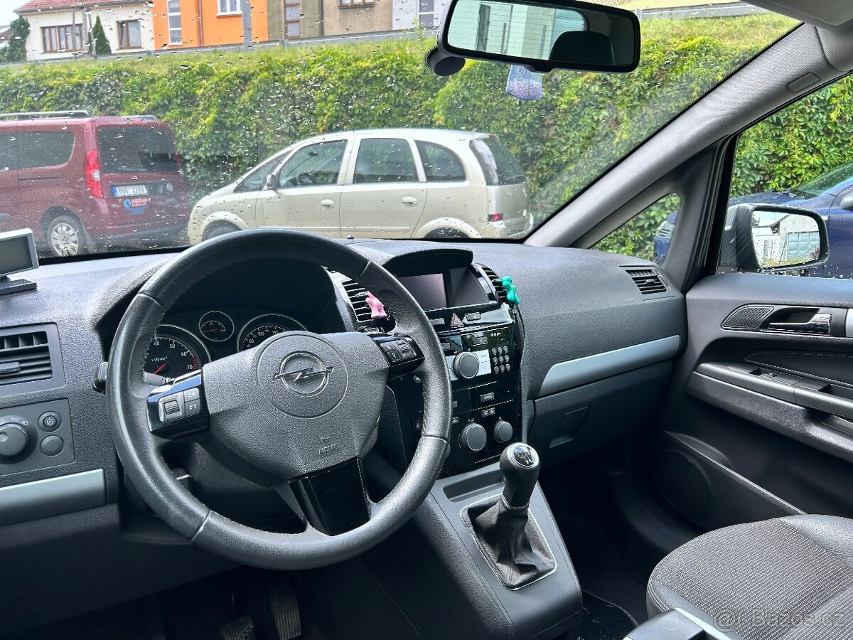 Opel Zafira B 1,8 103 kW, xenony, 253.000 km, černá - 10