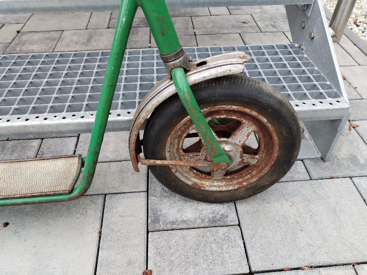 Stará retro dětská koloběžka - 10