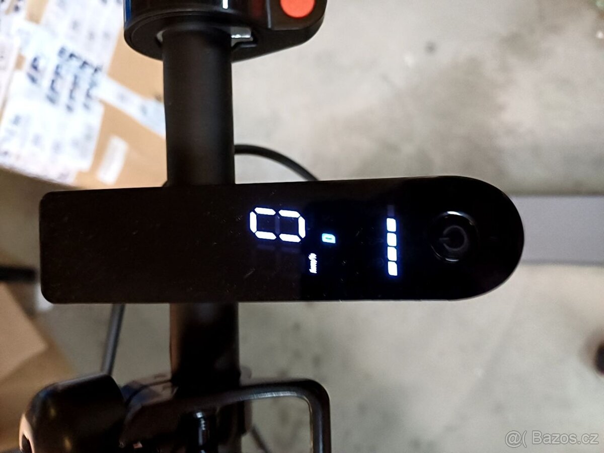 Elektrická koloběžka Xiaomi Mi Electric Scooter Essential - 10