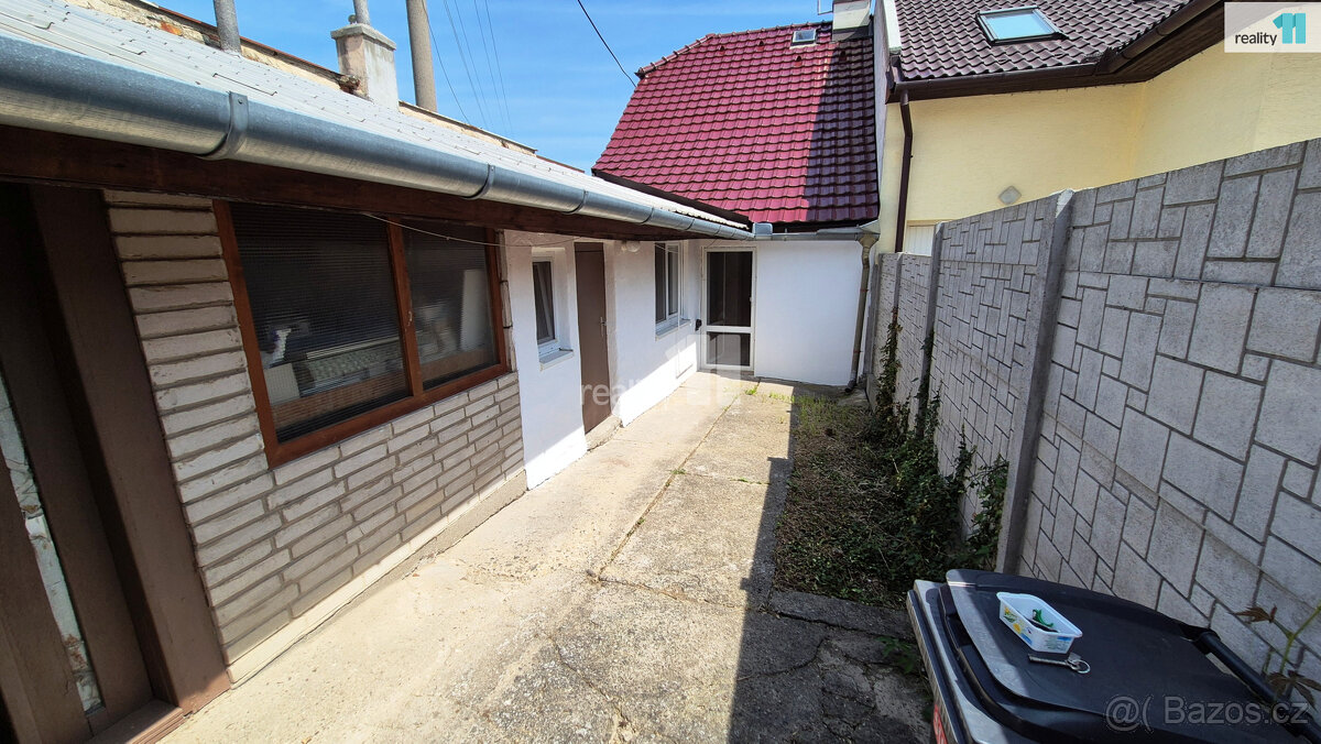 Rodinný dům se zahradou a garáží - 10