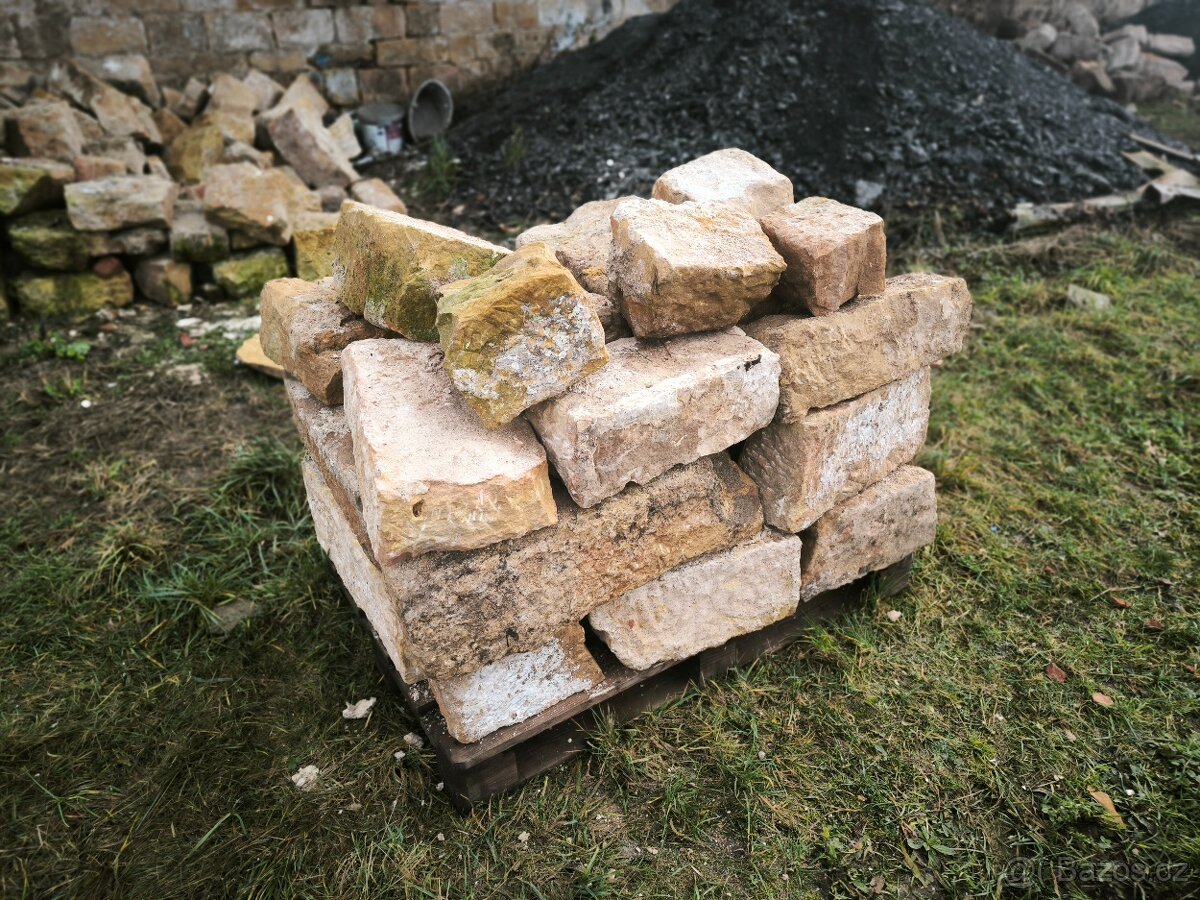 Staré pískovcové sloupy,pískovec,kvadry - 10