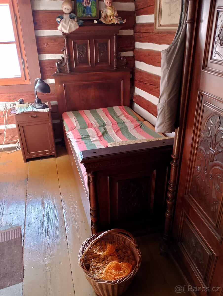 Starožitný nábytek 3xskříň 2xpostel 1x vitrína - 10