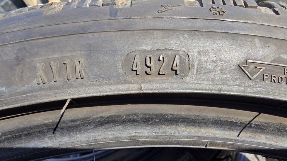 Zimní pneu 235/35/19 Good Year - 10