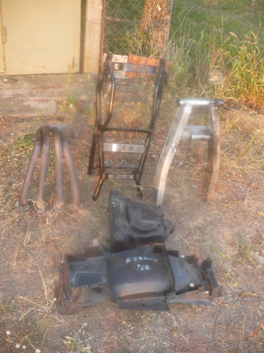 Yamaha FZS 600 Fazer r. 98-02-díly ze dvou motorek - 10