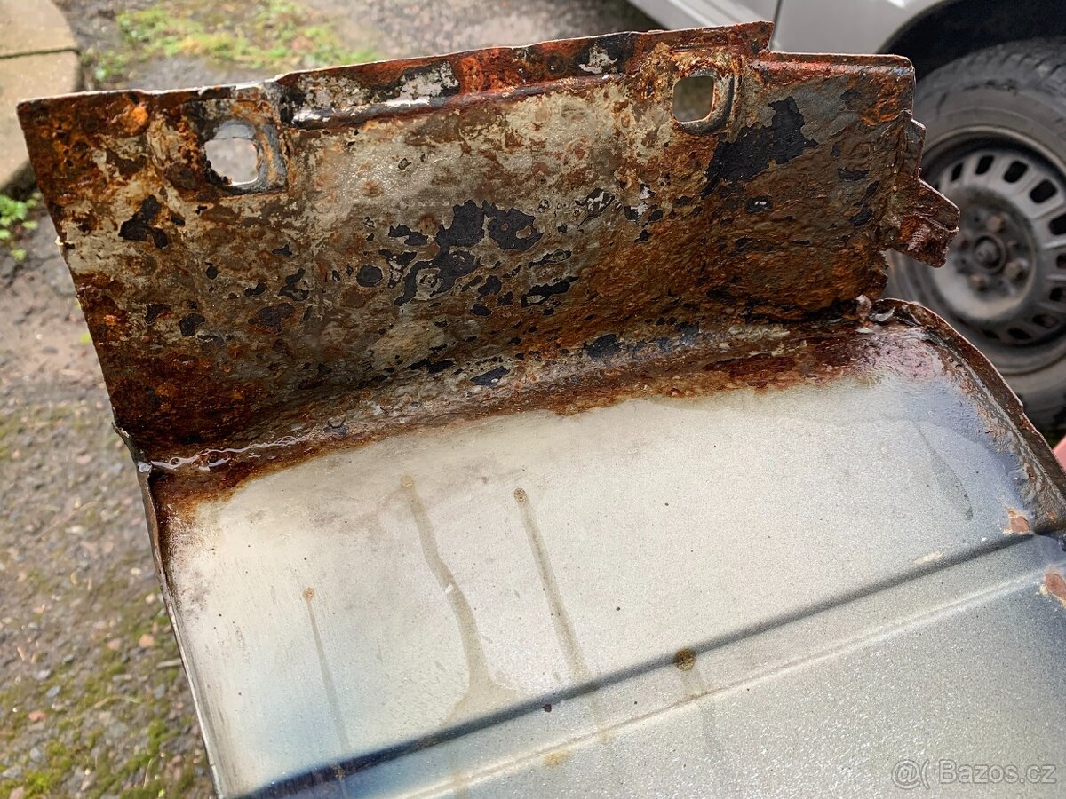 P: Pravý přední blatník BMW e36 sedan - 10