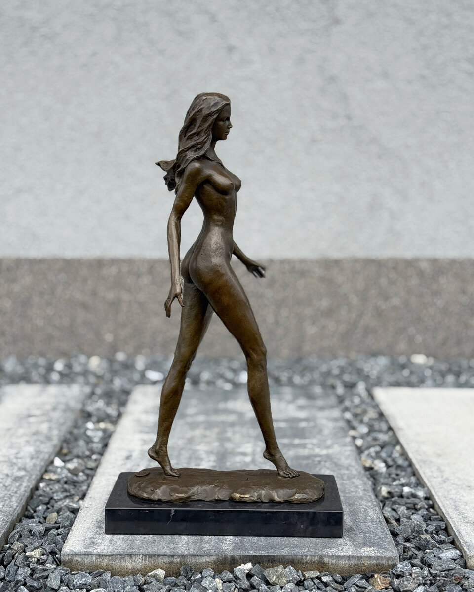 Exkluzivní bronzová socha Žena v kroku umělecký dekor - 10