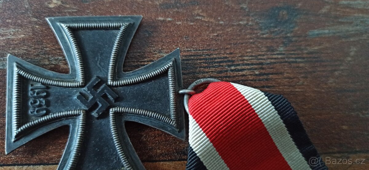 Medaile, vyznamenání, odznaky. - 10