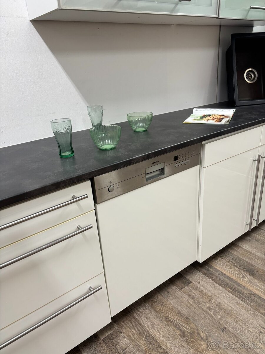 Světlá designová kuchyně SIMBA - 10