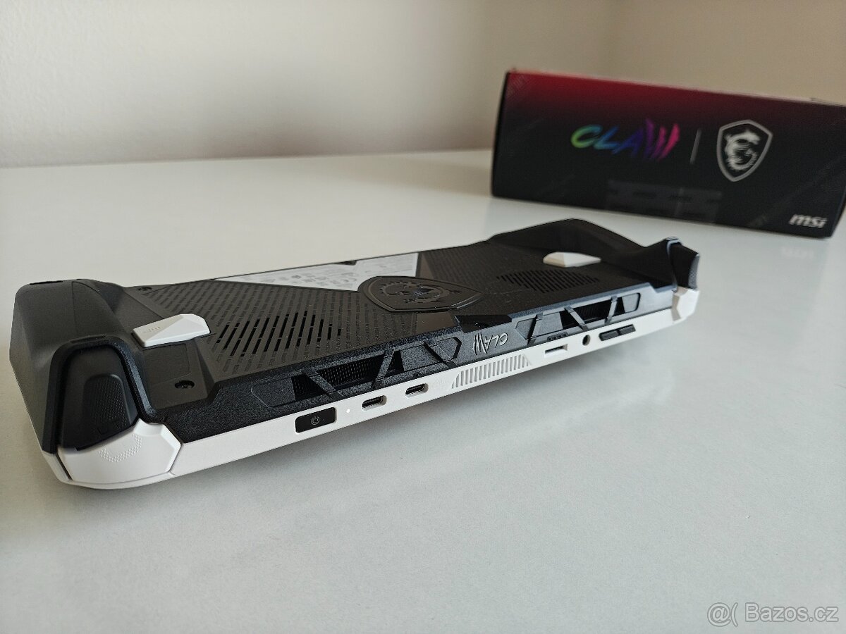 Handheld MSI CLAW A8 - 10