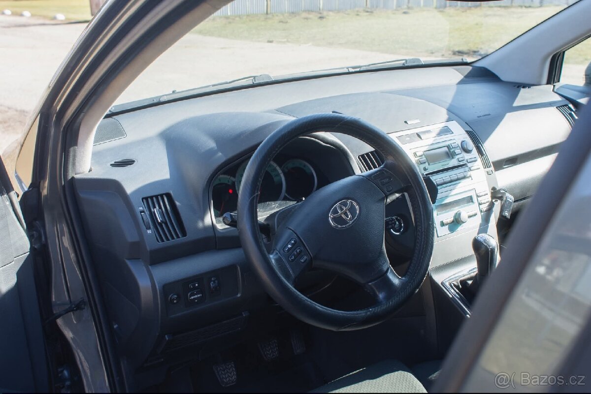 Toyota corrola verso - 10