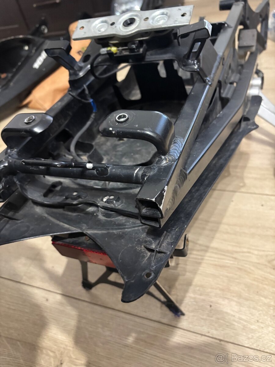 Podsedadlovy ram a plast na Suzuki Gsxr 1000 03-04 - 10