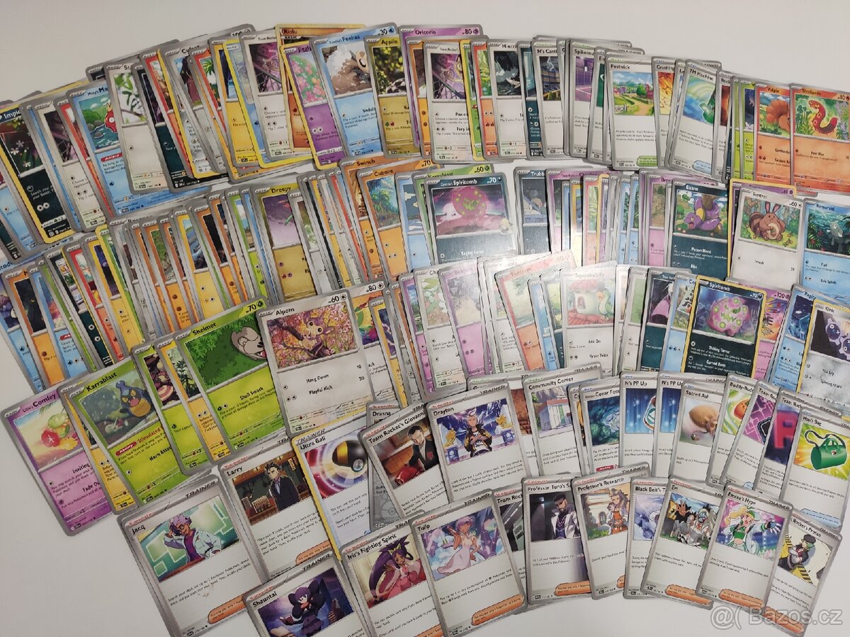 Prodám kartičky Pokémon 561kusu plus funko cena 1000 - 10
