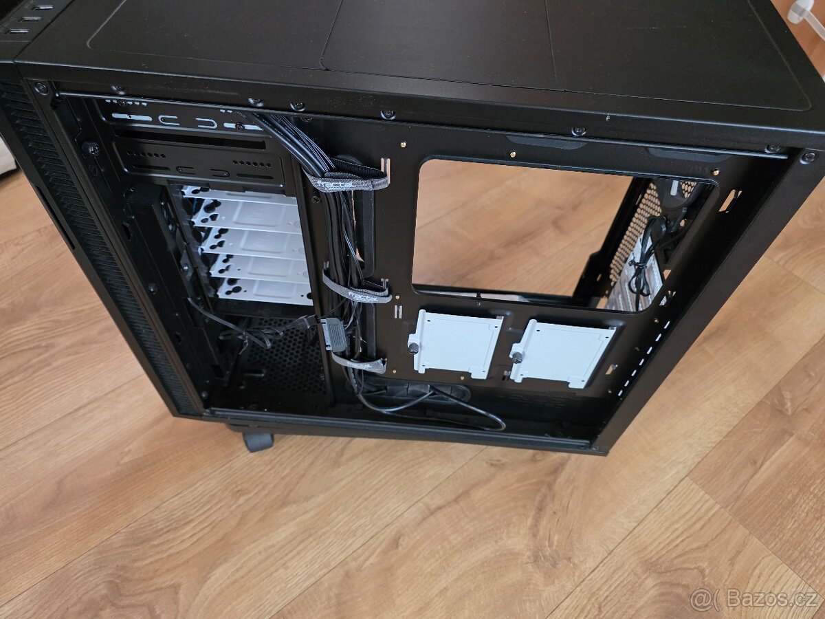 Fractal Design Define R5 Black + DVD-RW mechanika - 10