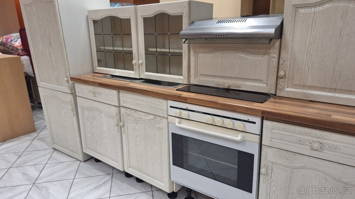 Bílá rustikální kuchyňská linka - 10