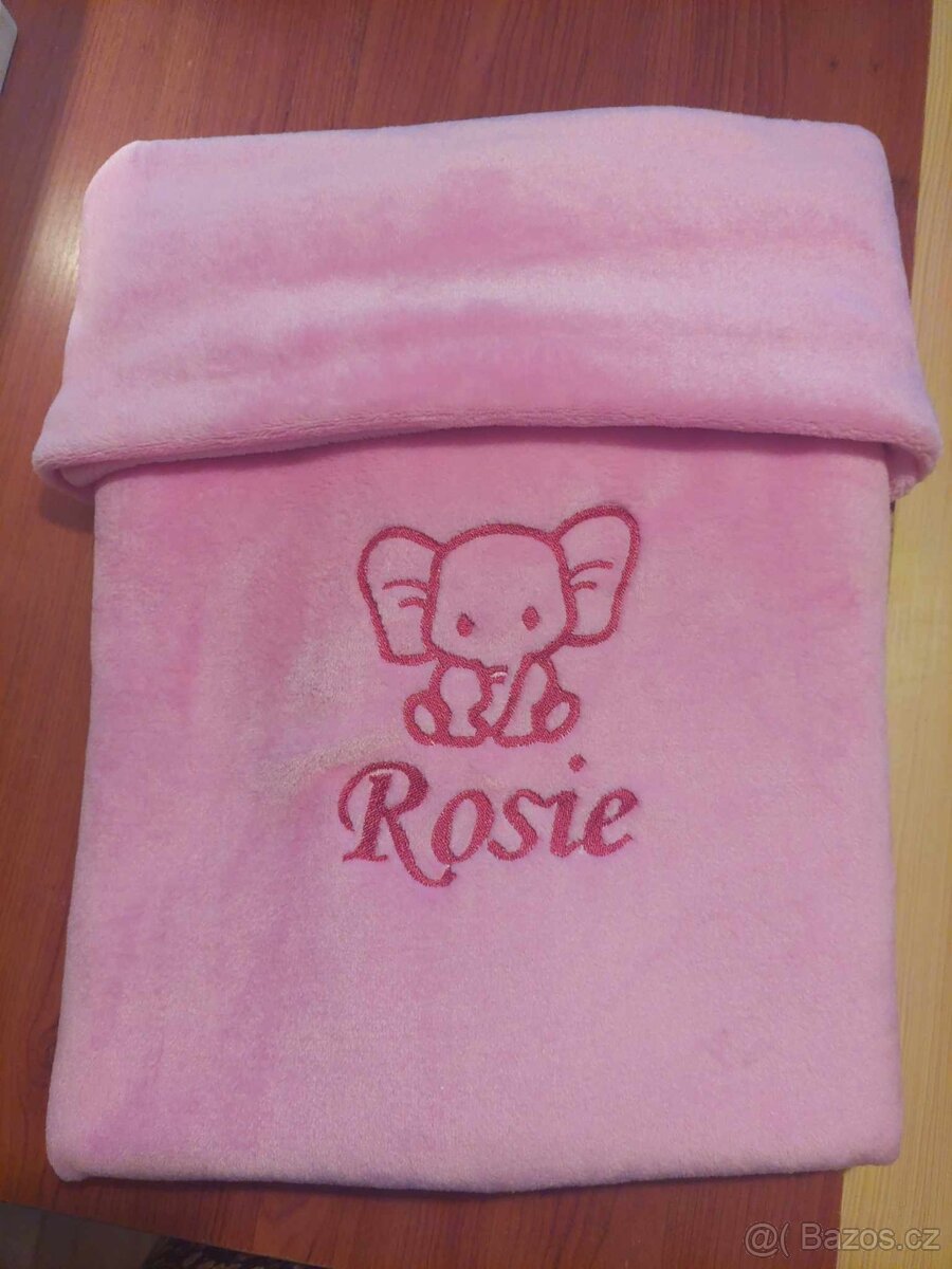 Deka s výšivkou jména na přání více barev - 10