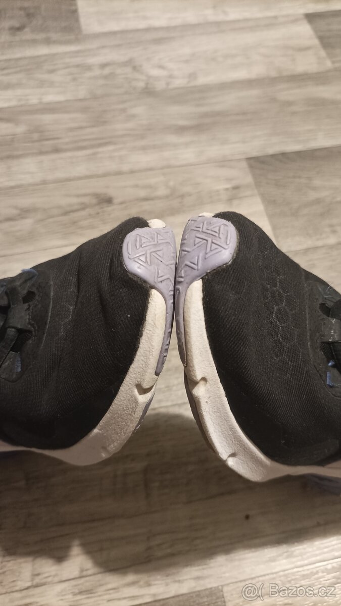 Pěkné tenisky Nike Legend Essential 37,5 - 10