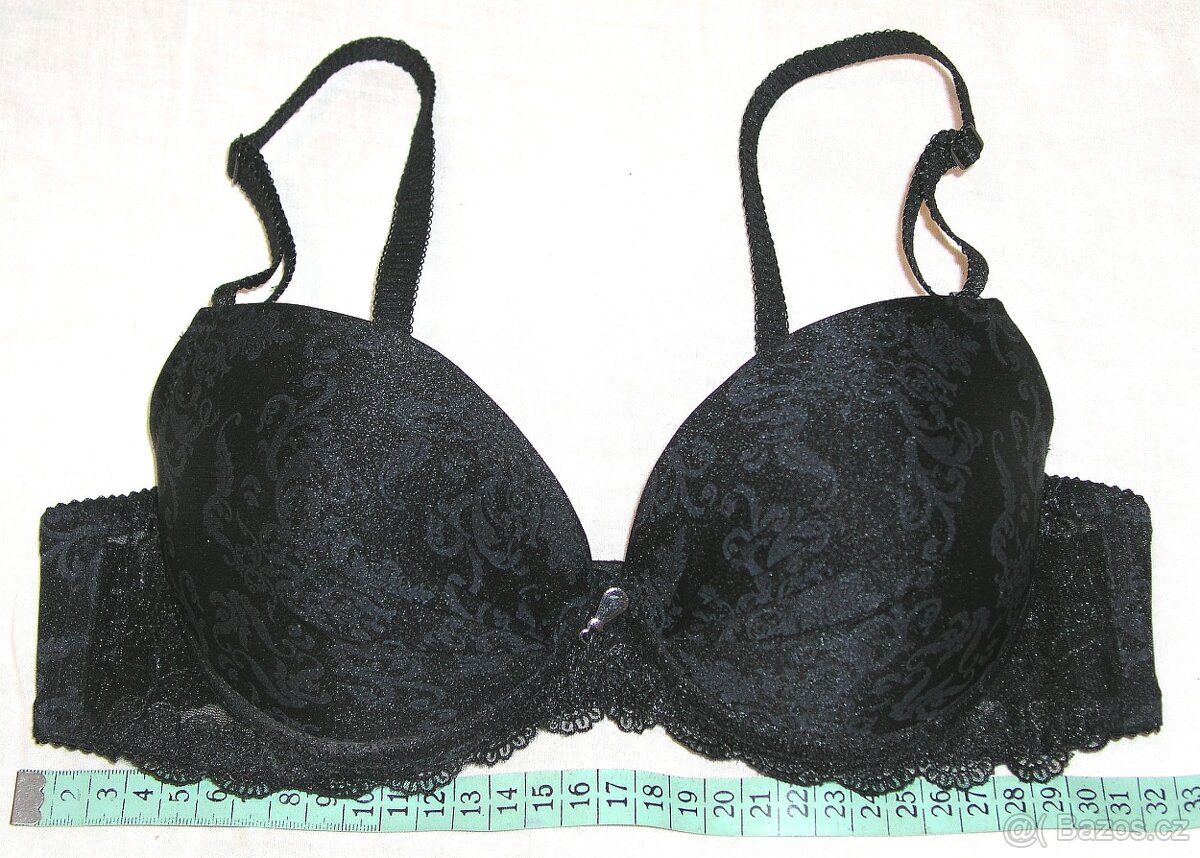 2 x motýlek,4 x lambáda,1 x podprsenka kus 50,- Kč - 10