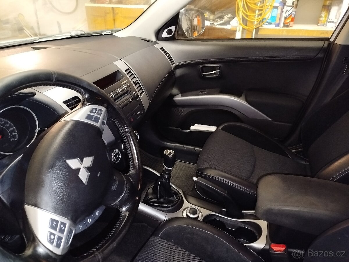 Mitsubishi Outlander 2.3 ,4x4 manuál 7 míst .r.v 2011 , - 10