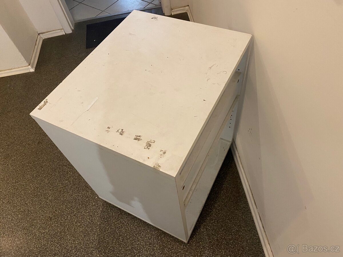 Ikea stůl a skřínka za odvoz - 10