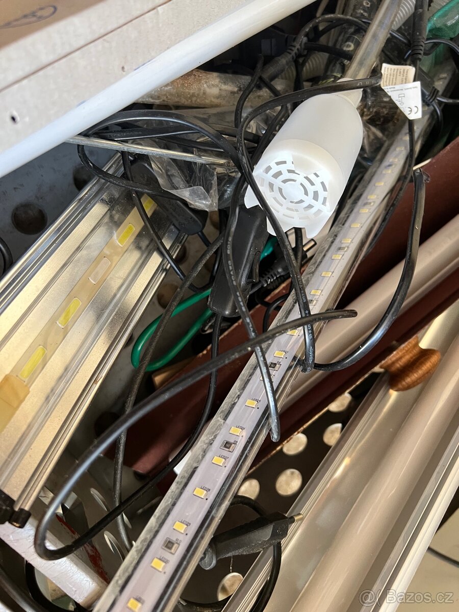 Velky akvariji set police prodana Vse ostatni zatim je - 10