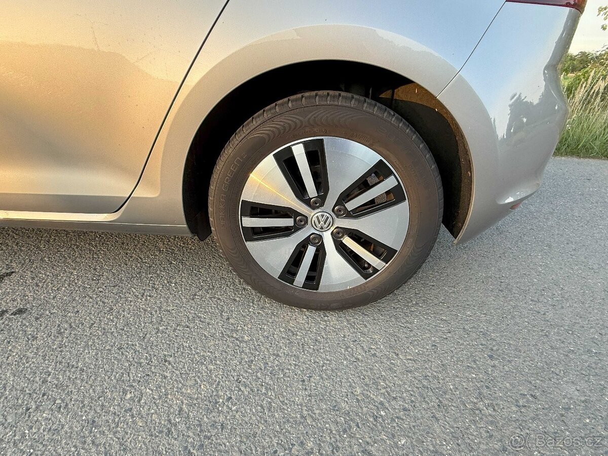 Nabízím zachovalý elektromobil VW E-Golf 85kW Tepelné čerpad - 10