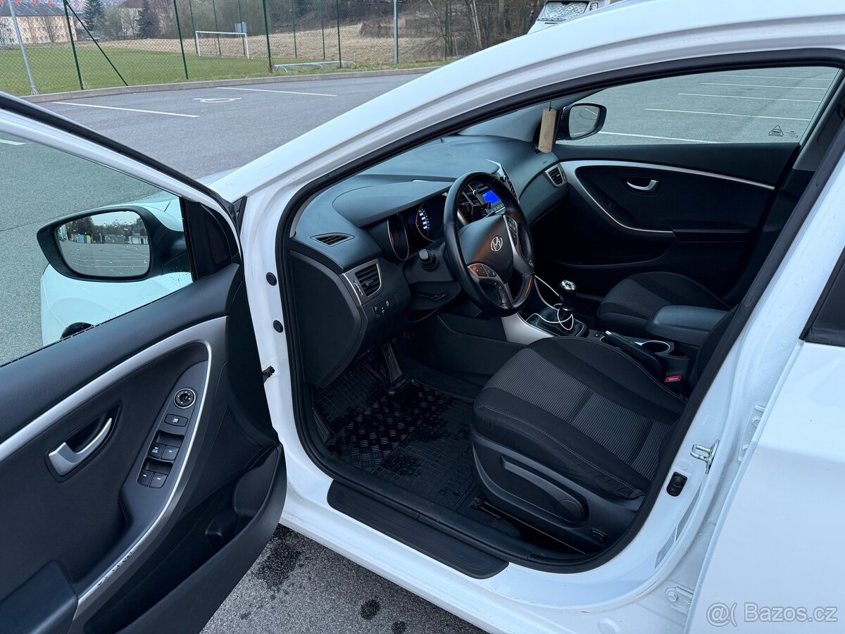 Hyundai i30 kombi 1.6 crdi - nafta, kupován v ČR, super stav - 10