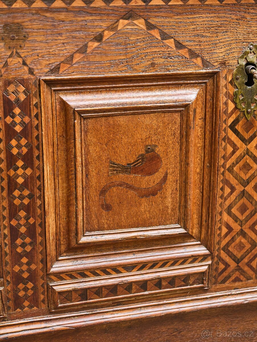 Intarzovaná dubová truhla z 18. století - 10
