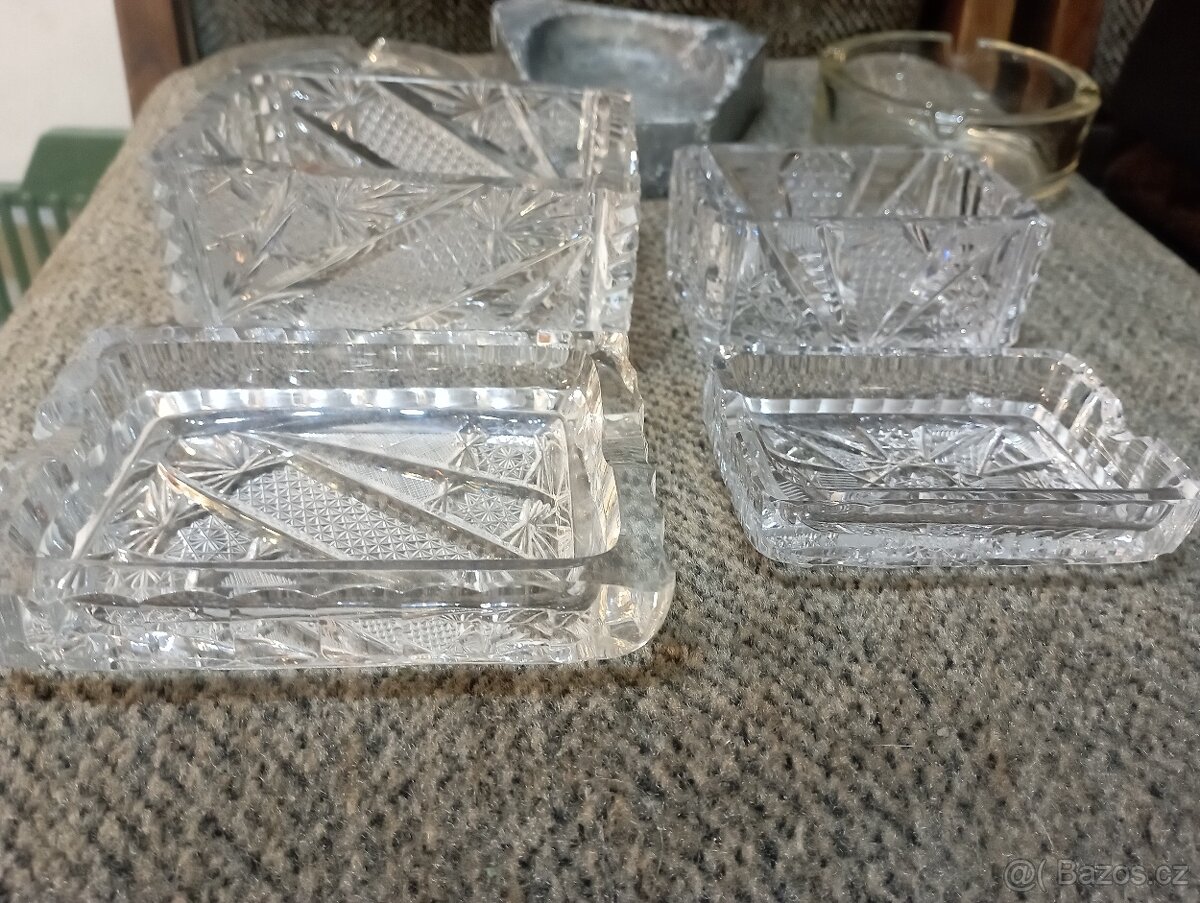 Broušené popelníky atd - 10