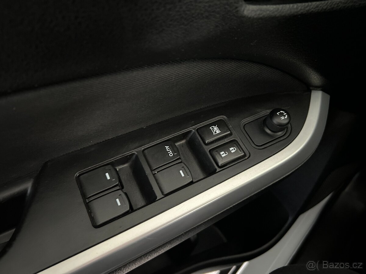 Suzuki Vitara 1.6i 4x4,SHINE,SERVISKA,TAŽNÉ - 10