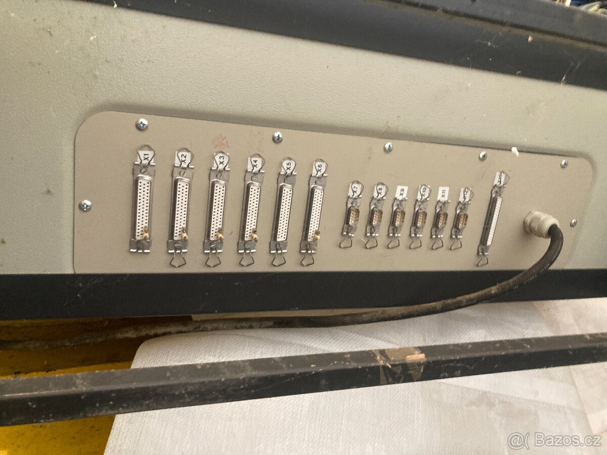 Elektrický rozvaděč RITTAL 76x76x30cm na nožkách - 10