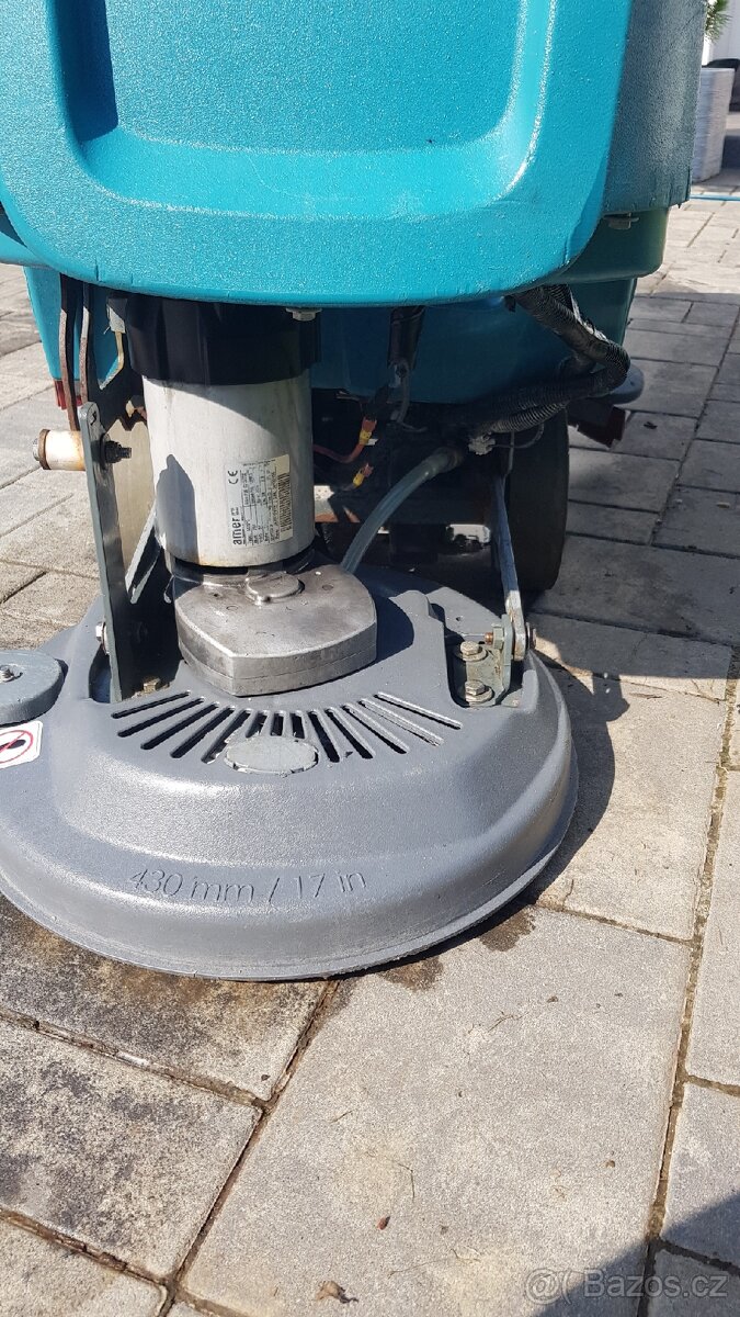 Podlahový mycí stroj TENNANT T300e - 10