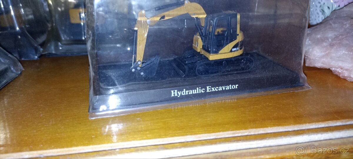 Modely vláčku a bagru - 10