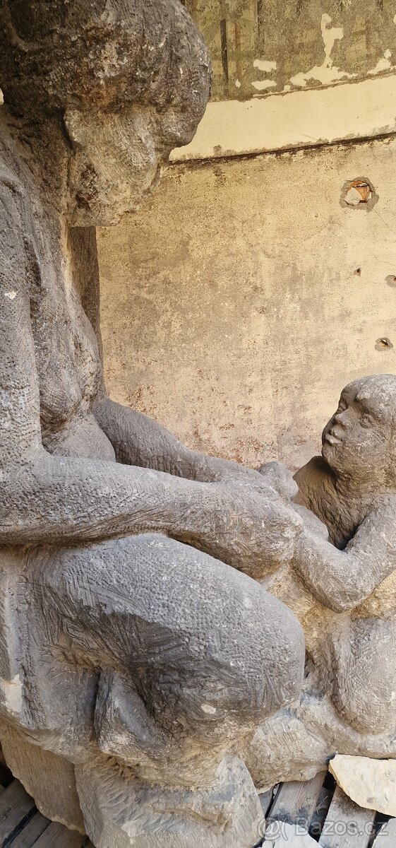 Obří pískovcové sousoší „Matka s dítětem” z období první rep - 10