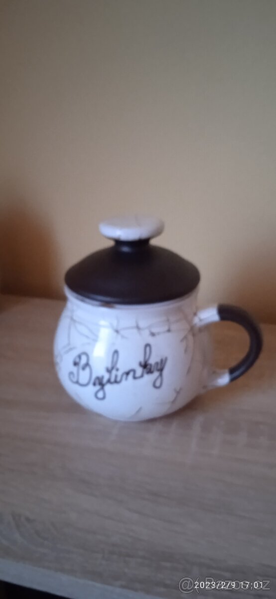 Různé hrnky a skleničky. - 10