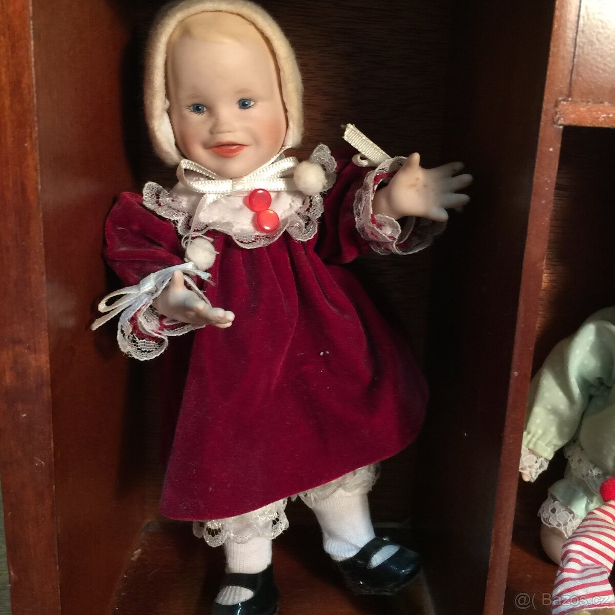 sběratelské panenky porcelánové značené a polička - 10