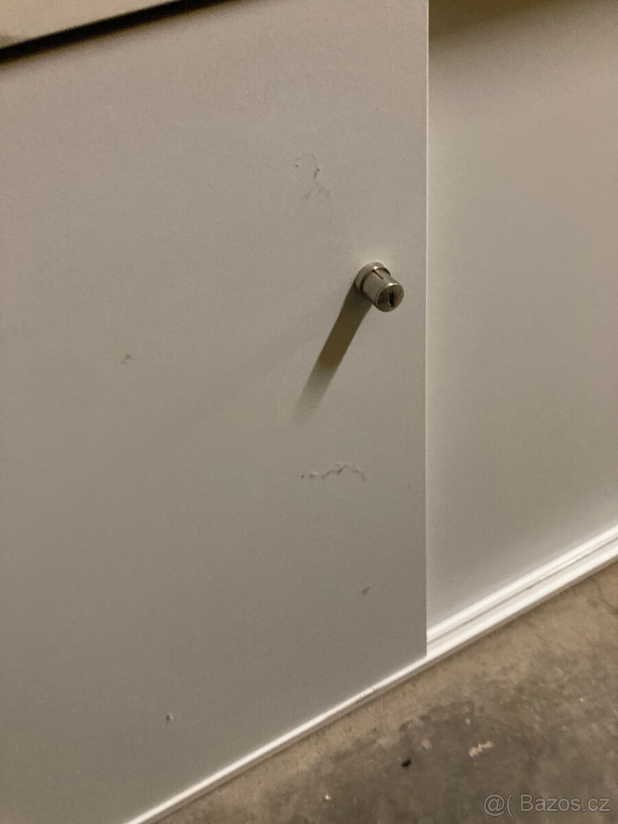 Skříňka nábytková nízká s posuvnými dveřmi za 500 kč - 10