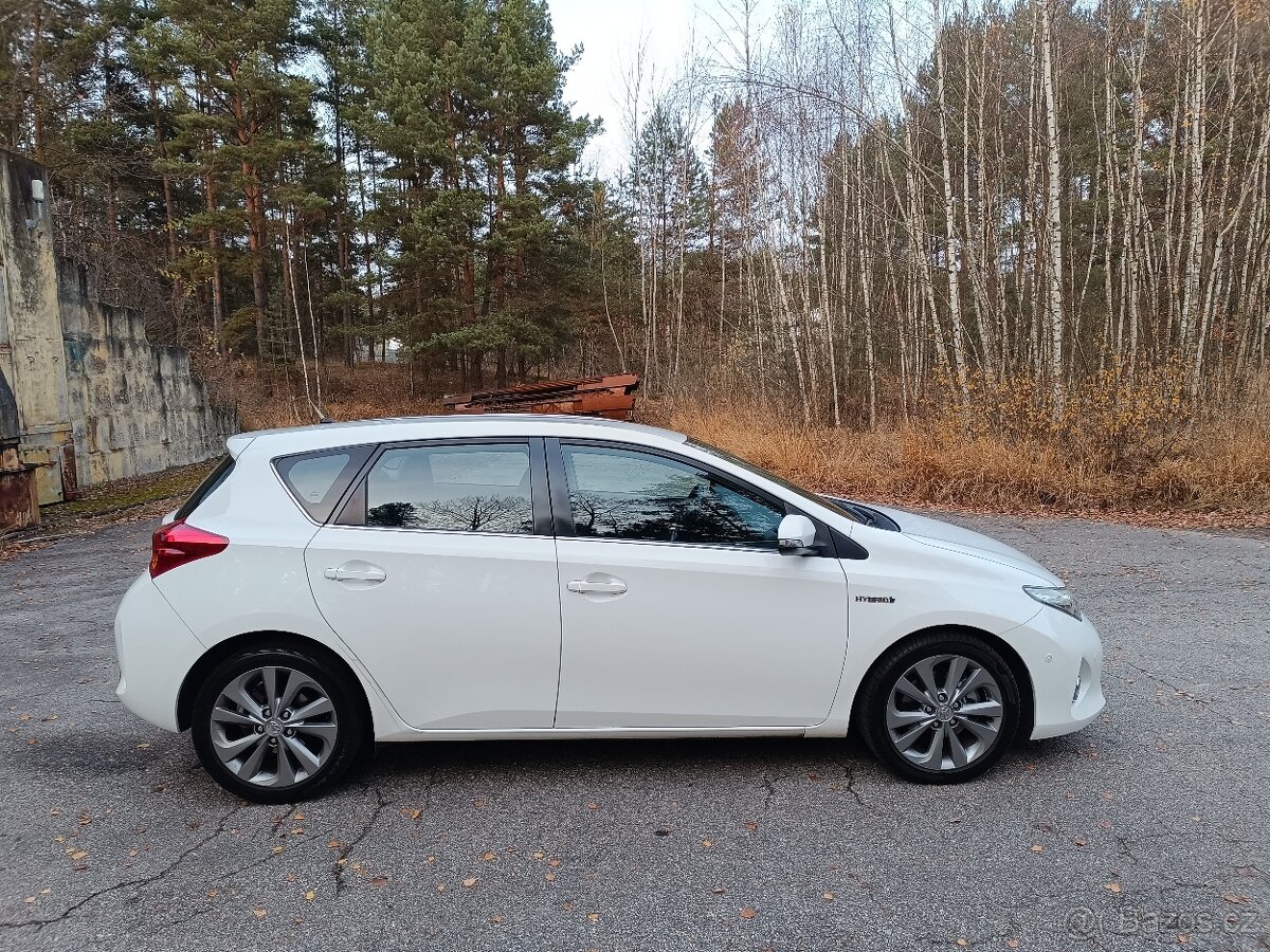 Toyota Auris Hybrid 1.8 rok 2013, Servis jen Toyota - 10