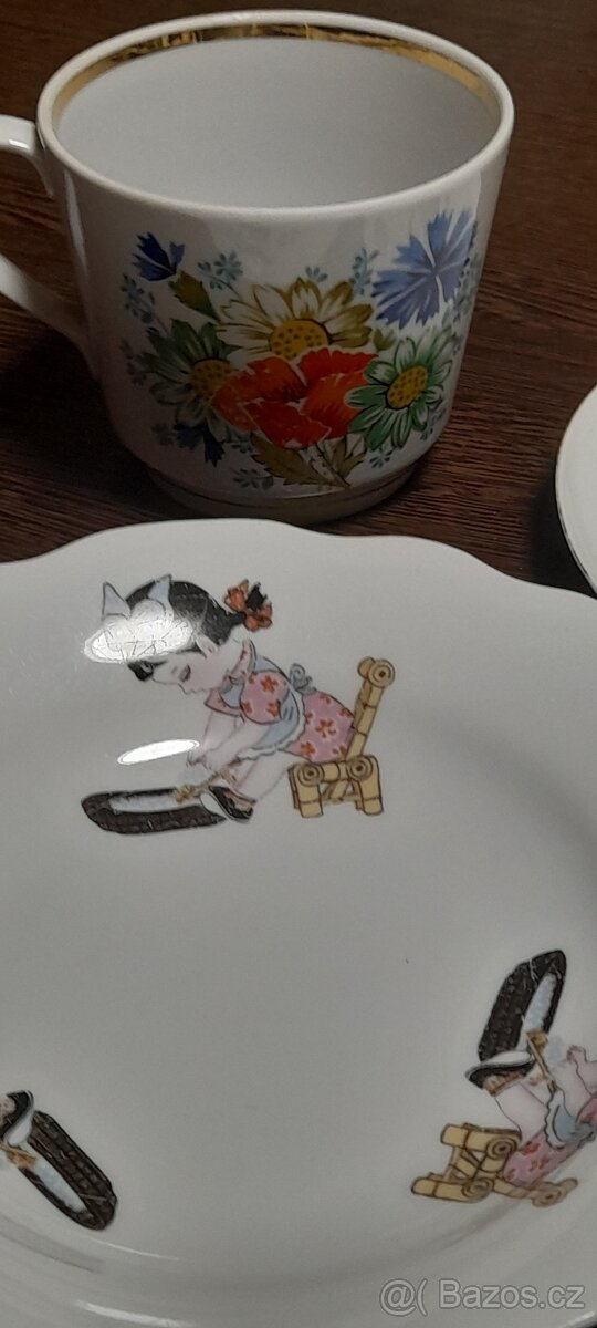 Starožitné dětské talířky a velký porcelánový hrnek - 10
