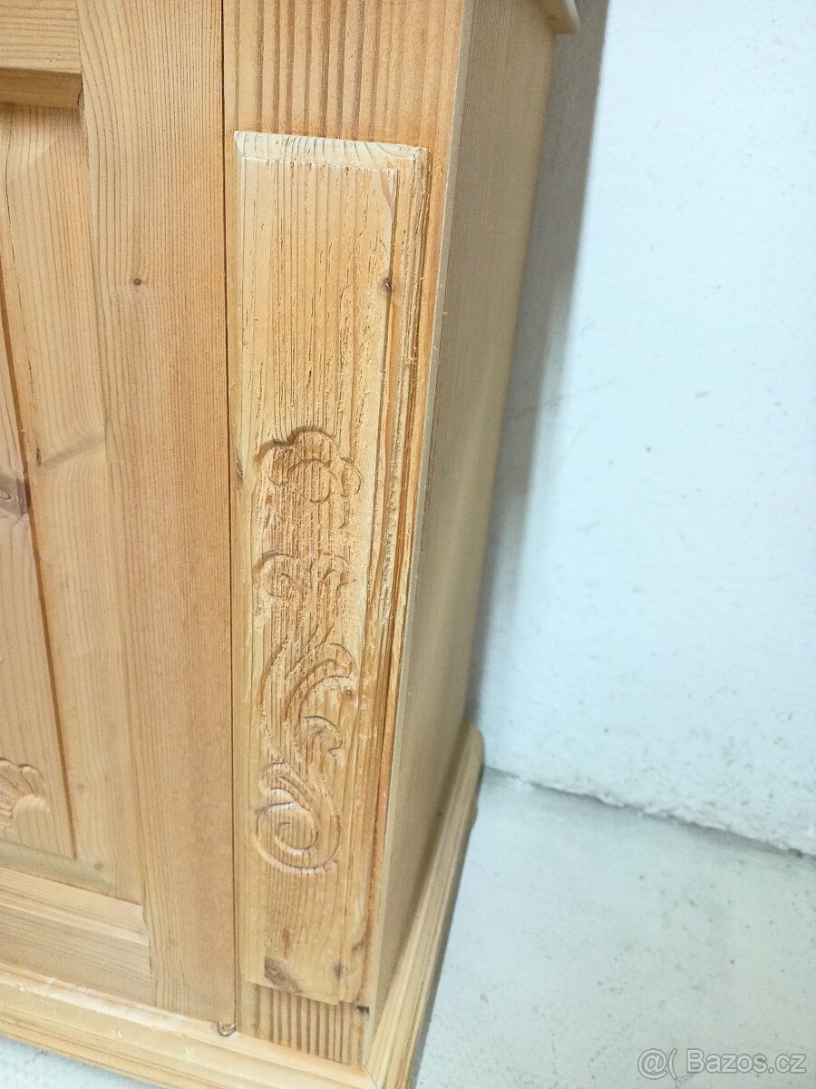 Prodám hezkou sestavu z masivu-komoda,věšák,zrcadlo. - 10