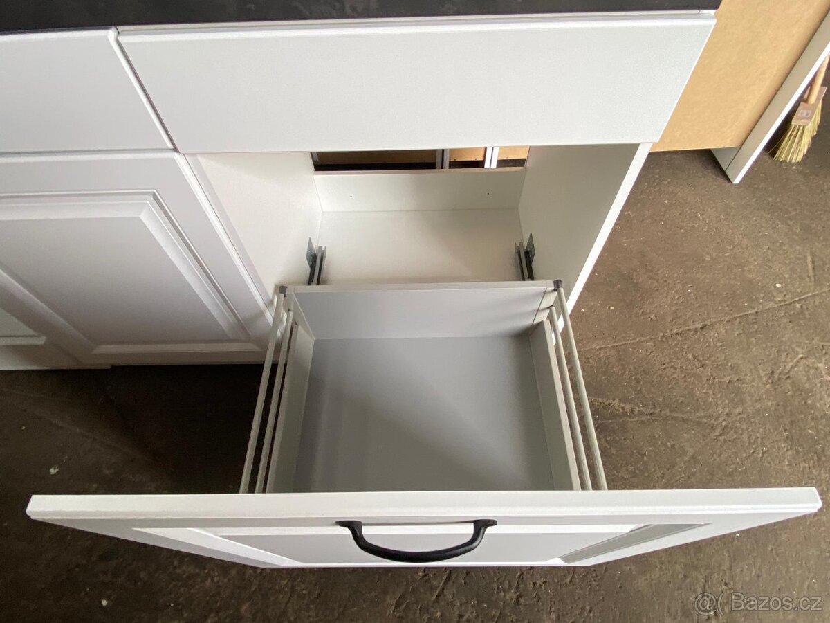 Moderní kuchyňská linka bez spotřebičů - 10