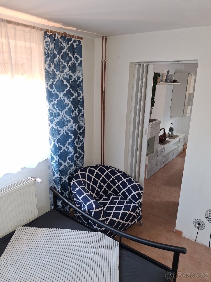 PRONAJMU KRÁSNÝ ZAŘÍZENÝ BYT 2+1 S VENKOVNÍM POSEZENÍM. - 10