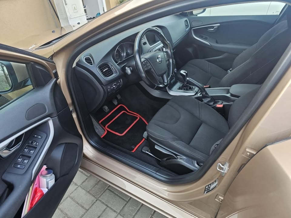 VOLVO V40 - 10