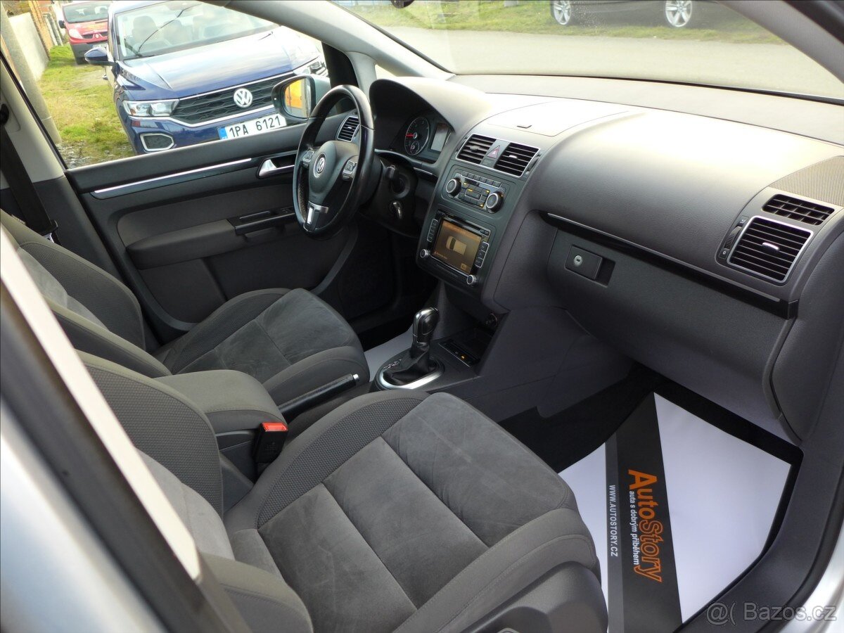 Volkswagen Touran 1,6 TDI KAMERA, TAŽNÉ, VÝHŘEV - 10